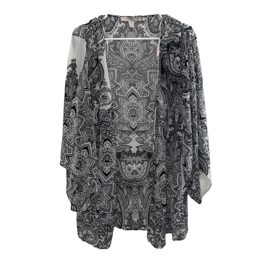Forever 21 Women’s Black & White Patterened Kimono